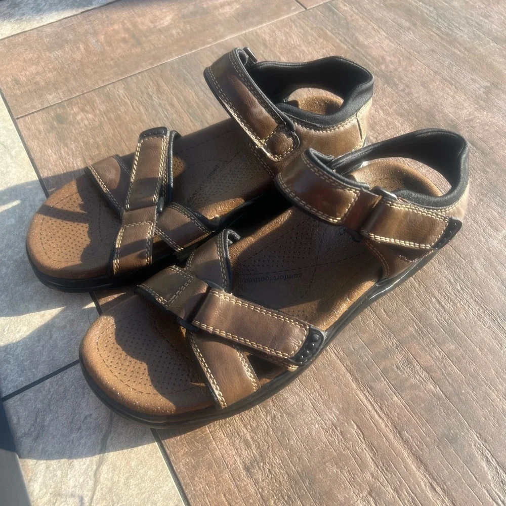 Izod men’s brown sandals, size 10 medium Velcro staps very good condition